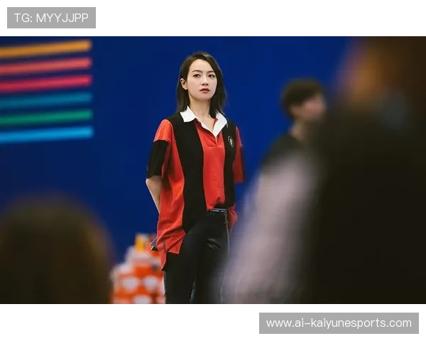 足球球星卫衣落肩穿搭技巧解读时尚潮流与运动风的完美融合